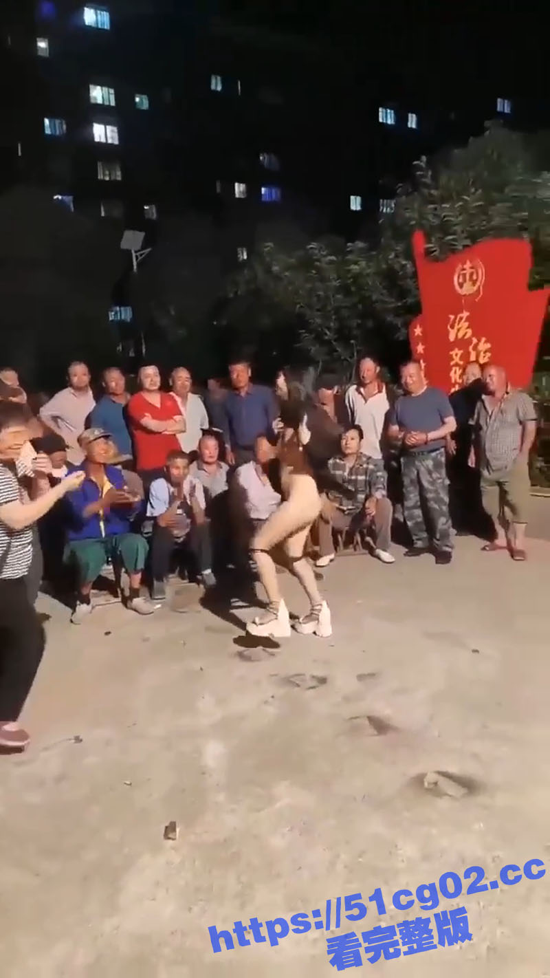 性感少女回村 给农村大爷送福利 这逼是得有多骚啊 这晚上不得被轮奸啊