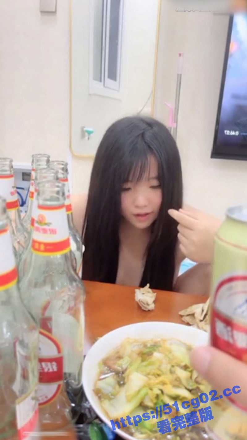 精神小妹被灌醉 被朋友肆意玩弄直播 菊花都不放过！