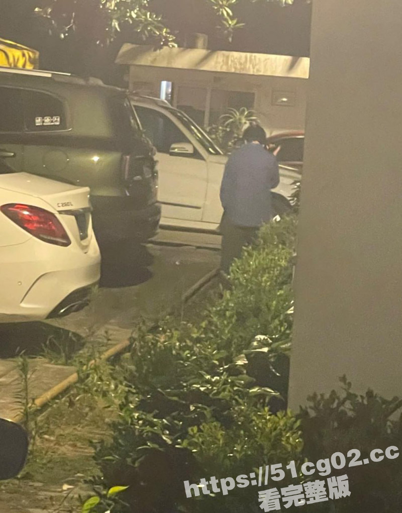 在阳台操邻居人妻 她相关图片