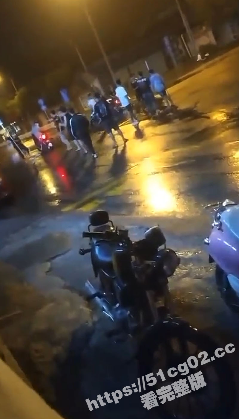 广西桂林两帮精神小伙在街头打群架 两边手拿比人高的长柄刀互砍互劈 喊杀声响彻整个夜晚的街头