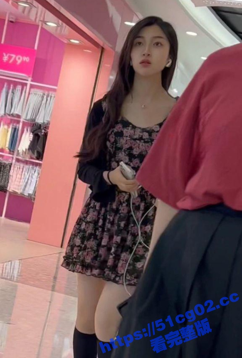 偷拍抄底长得像明星的小姐姐 极品高颜值娇小嫩妹穿着灰色内内 清纯气质甜美动人