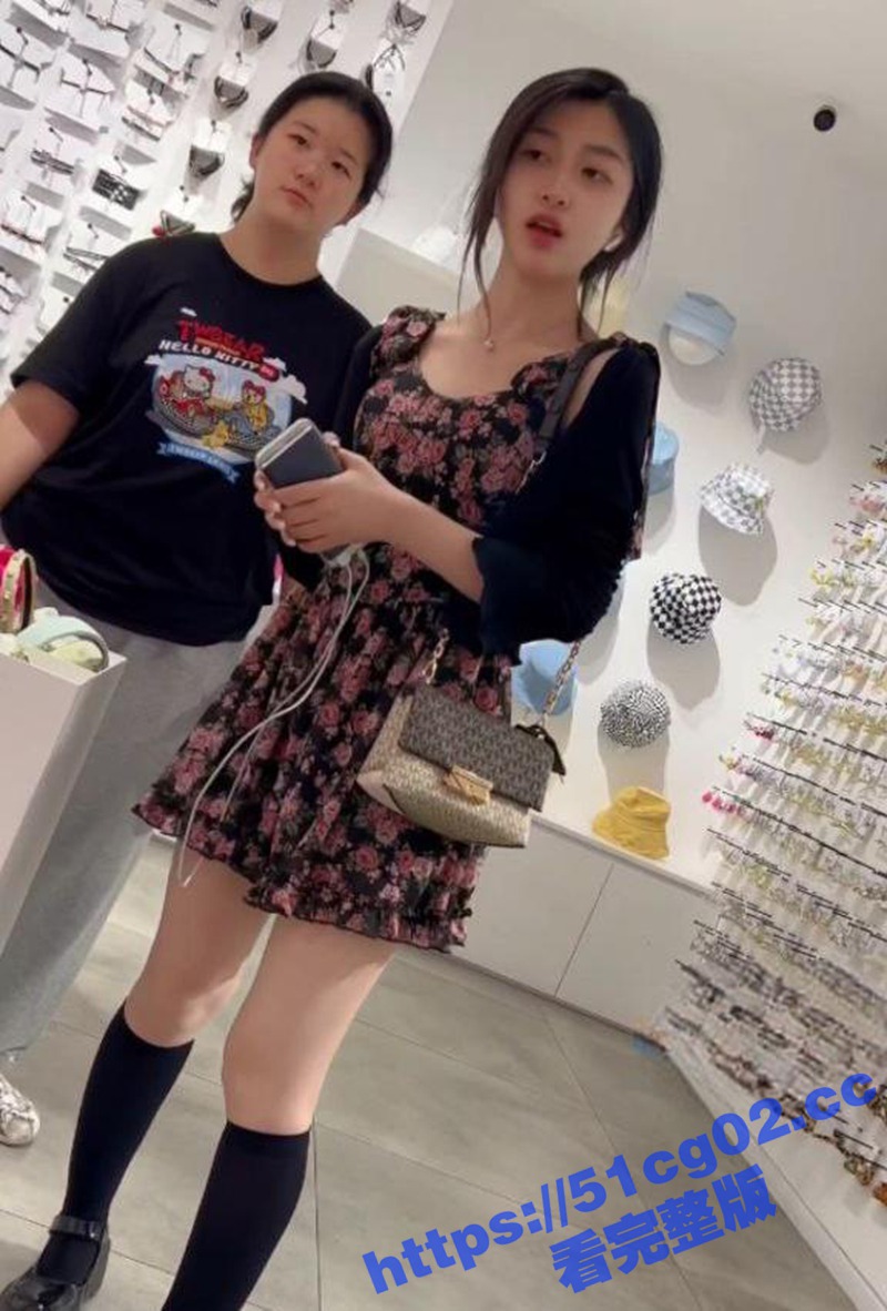 偷拍抄底长得像明星的相关图片