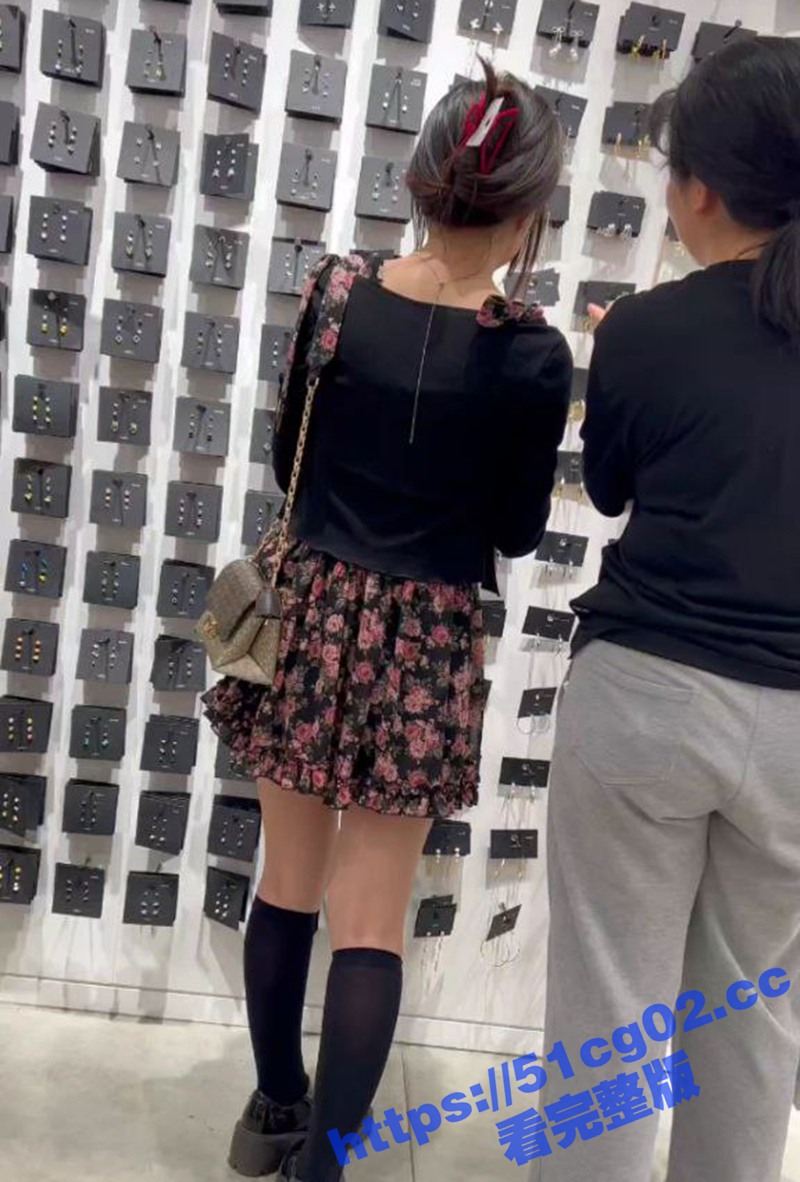 偷拍抄底长得像明星的相关图片