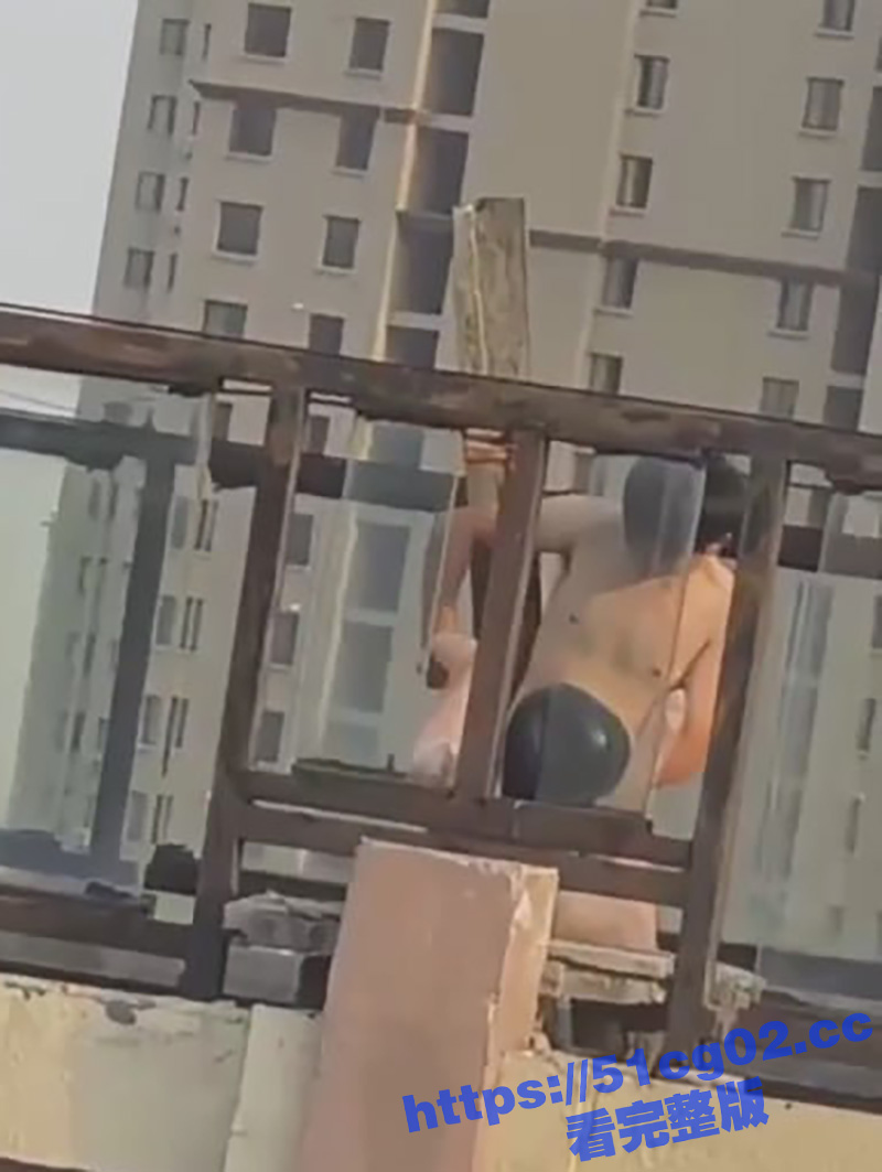 瓜友偷拍 小伙带充气娃娃在楼顶操逼 估计是看别人野战羡慕了 非要玩把刺激的是吧！