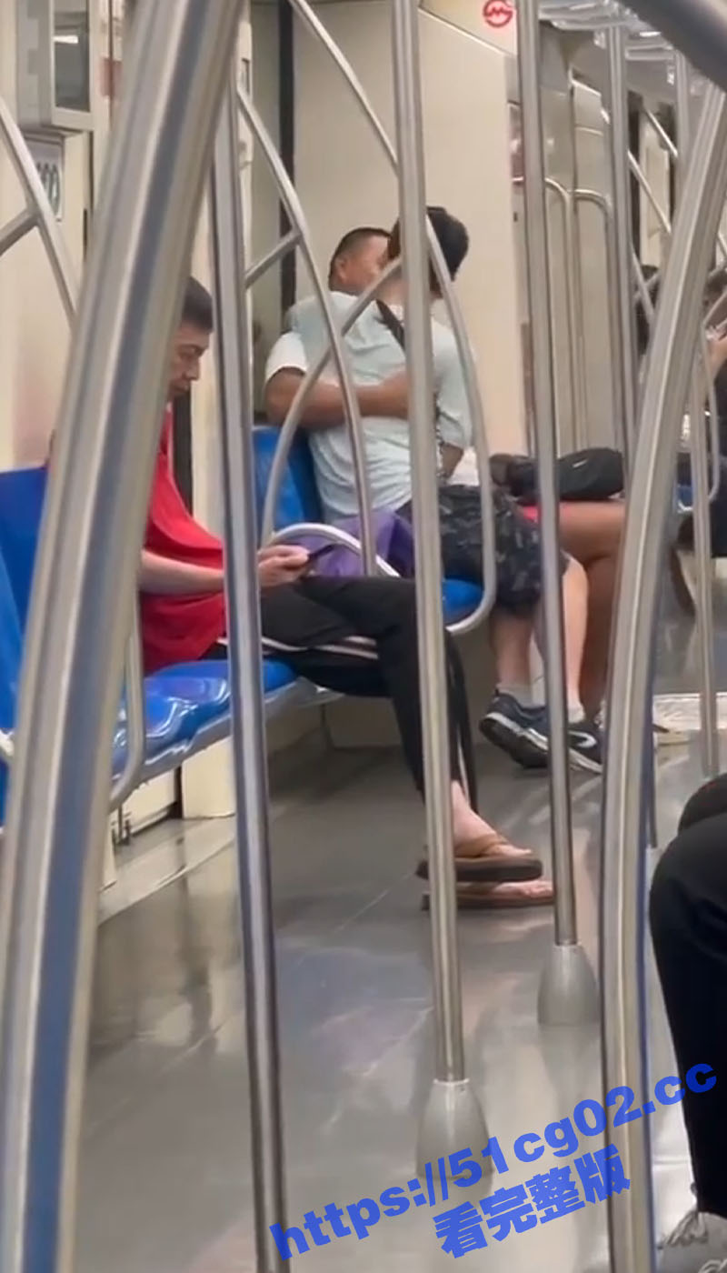 基佬们越来越放肆了！上海8号线地铁 不要脸的基佬相拥热吻 旁边的大爷羞得只能低头玩手机！