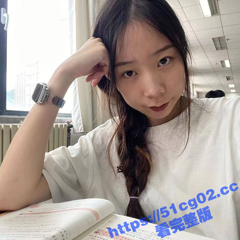 华东政法大学骚母狗 丁婕 手握男友的大鸡巴贪婪的舔舐 还边看电视边用鸡巴来摩擦牙齿 真是太会玩了
