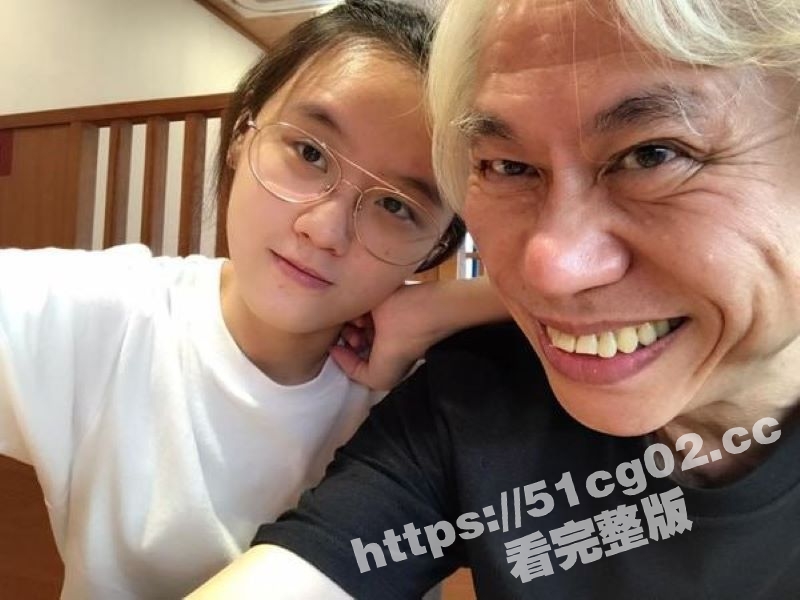 曾经火遍全网的爷孙恋女孩 林靖恩 被爆偷别人外卖并公然坐在地下开吃！