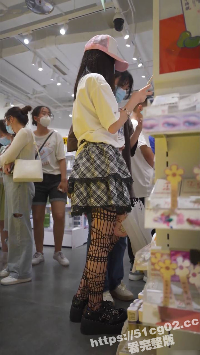 街拍抄底骚逼学生妹 穿着开裆情趣丝袜就出来了 这裙下风光很吸引人啊 真想拉进厕所爆操她