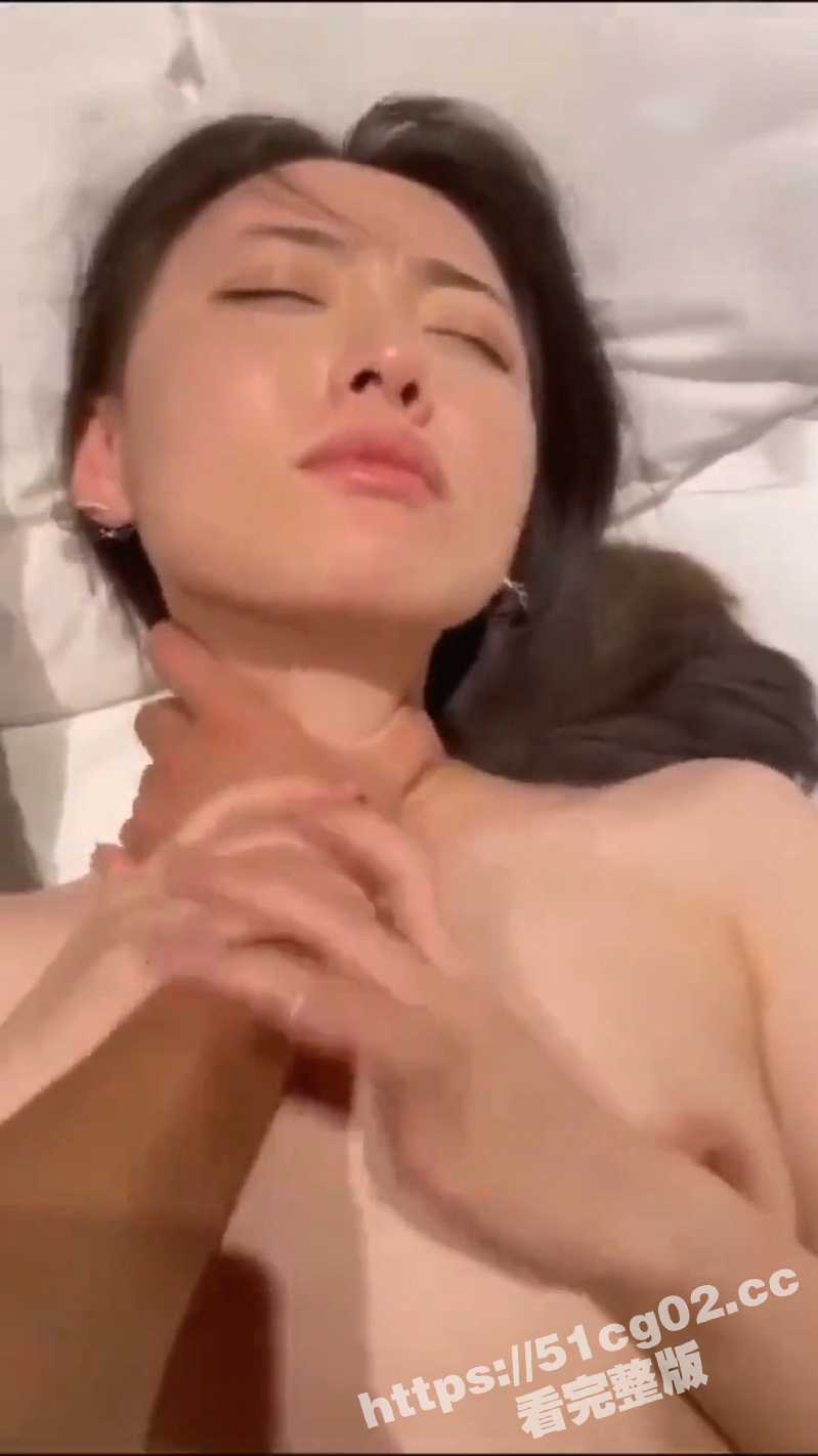 求你射我逼里！极品反差美女按着脖子被无套输出 最后被射了个大花脸 表情超骚！