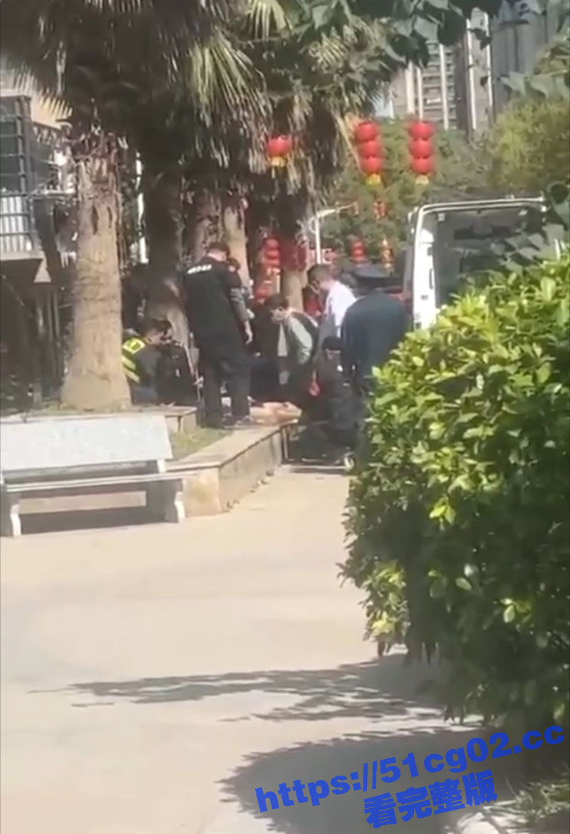 浙江一男子为女主播抛相关图片