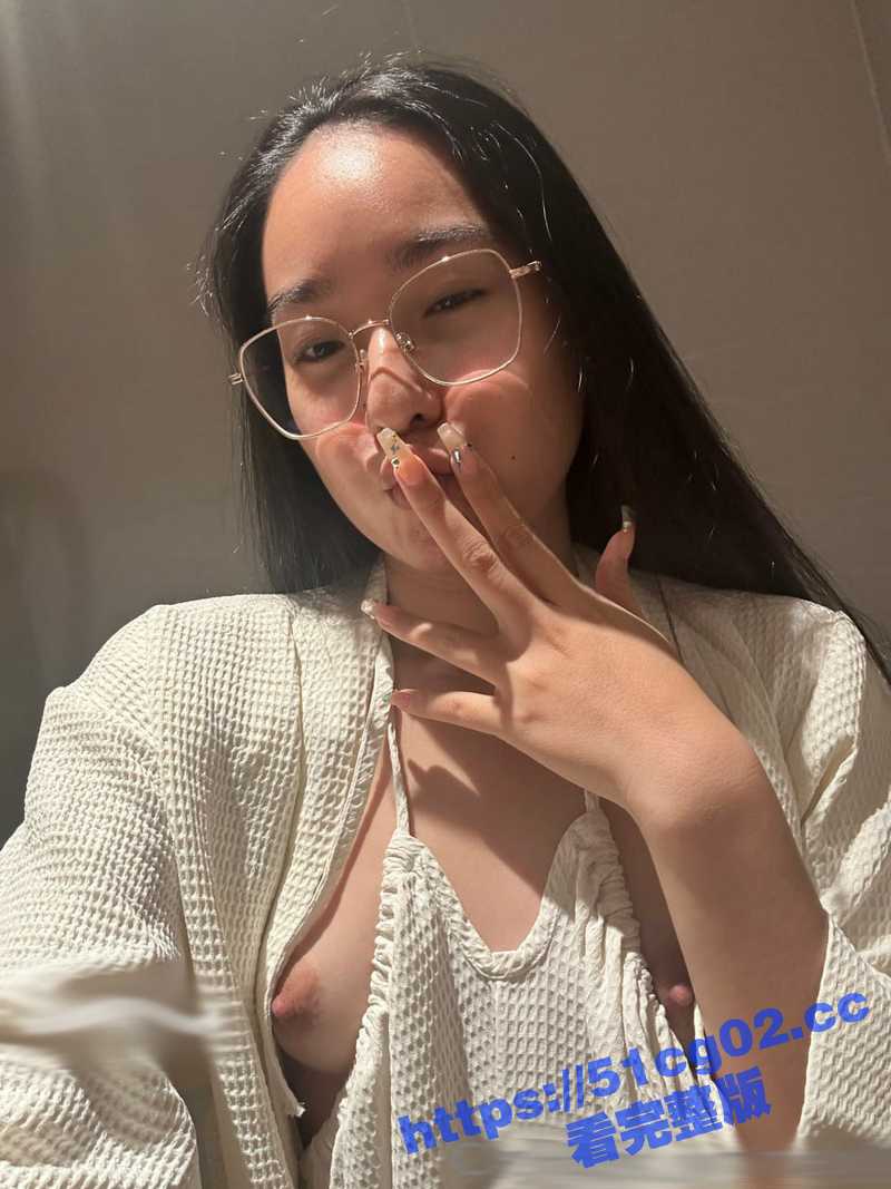 反差纯情女大学生 Ahri0716的放荡生活合集！全裸秀无毛一线天嫩穴展露无余！