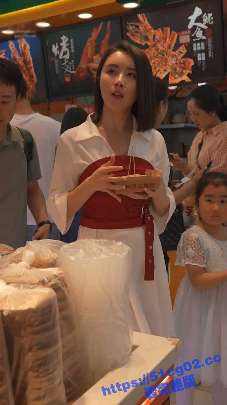 大师尾随偷拍 吊带低相关图片