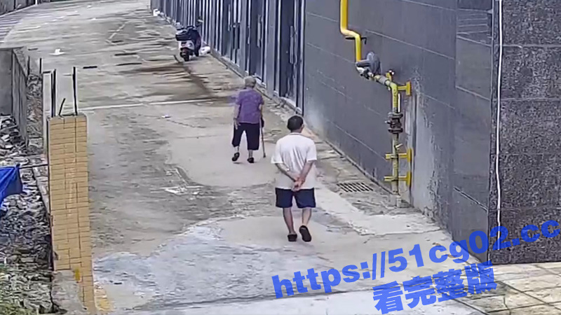 实拍一男子 对老太太相关图片