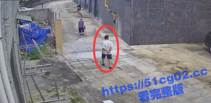 实拍一男子 对老太太袭胸 这尼玛也太饥渴了吧 连八旬老太太都不放过 真是够变态啊