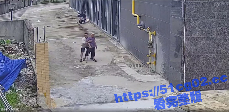 实拍一男子 对老太太相关图片