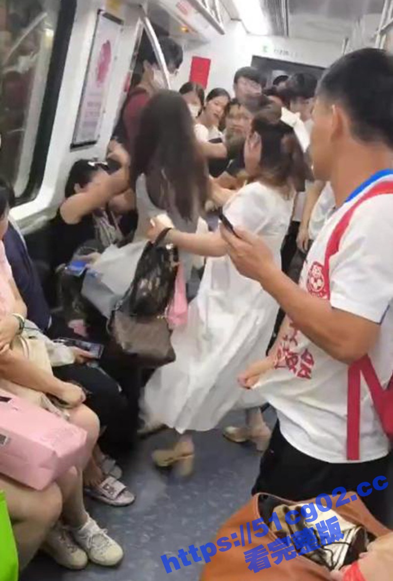 女人打架对比男人打架 你们更喜欢看哪一种 广西年轻小姐姐2v1地铁大妈被KO