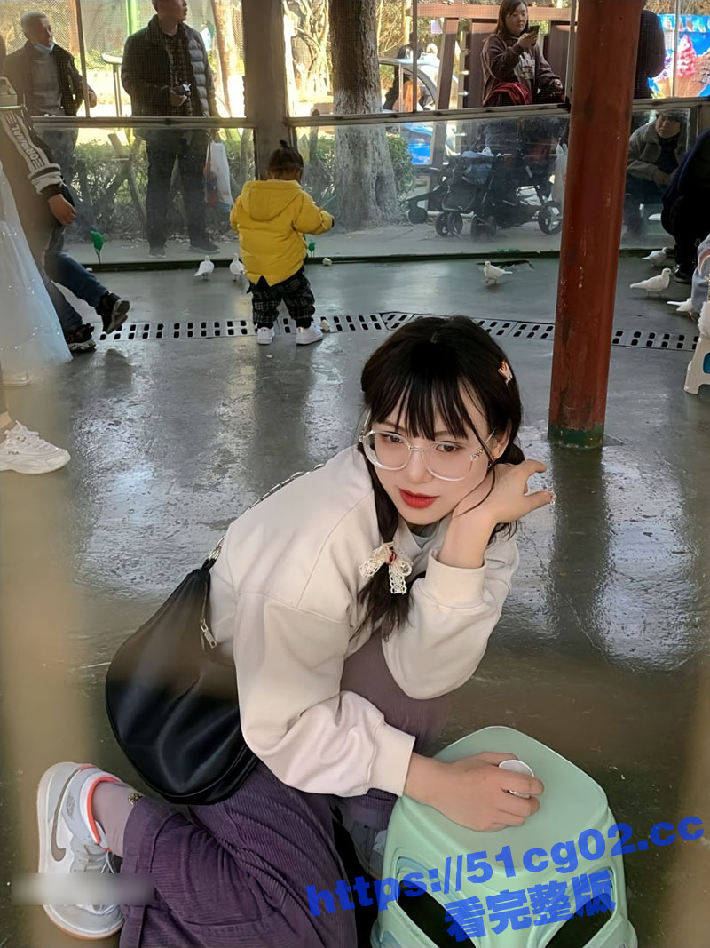 超性感反差眼镜萝莉 连体情趣黑丝美腿翘臀 绝美身材堪称极品尤物 这谁扛得住啊