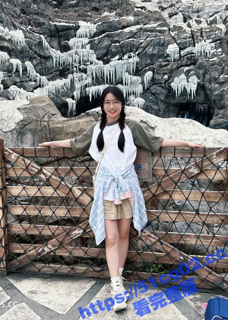武汉极品女大学生 程怡 调教视频被曝光！肛塞振动棒加真屌 花样爆操 极致视角满足感满满的征服欲！