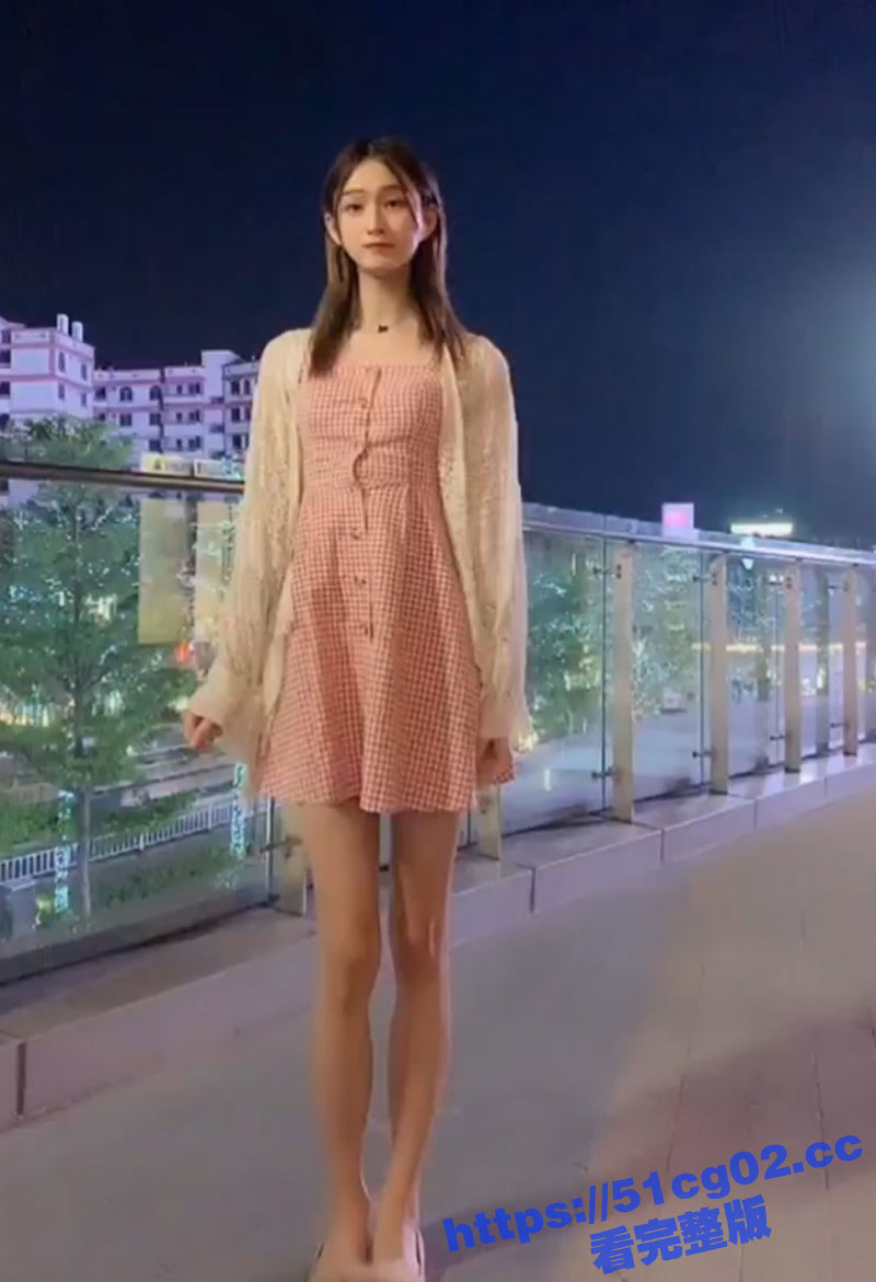 山东济南职业技术学院极品身材的高颜值校花 赵心怡 为富二代男友跪地口爆吃鸡！