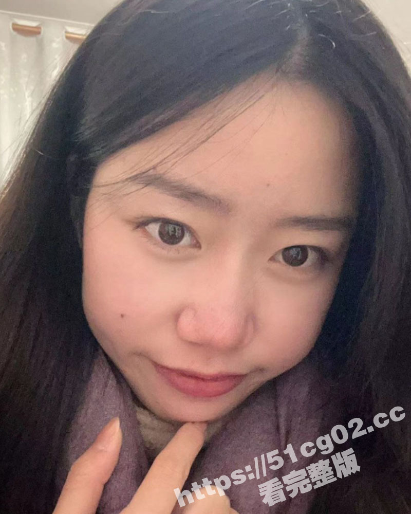 青岛清纯反差大学生母狗 秦慧敏 被金主包养调教 跪着享受金主的尿液淋浴 小穴也被后入输出