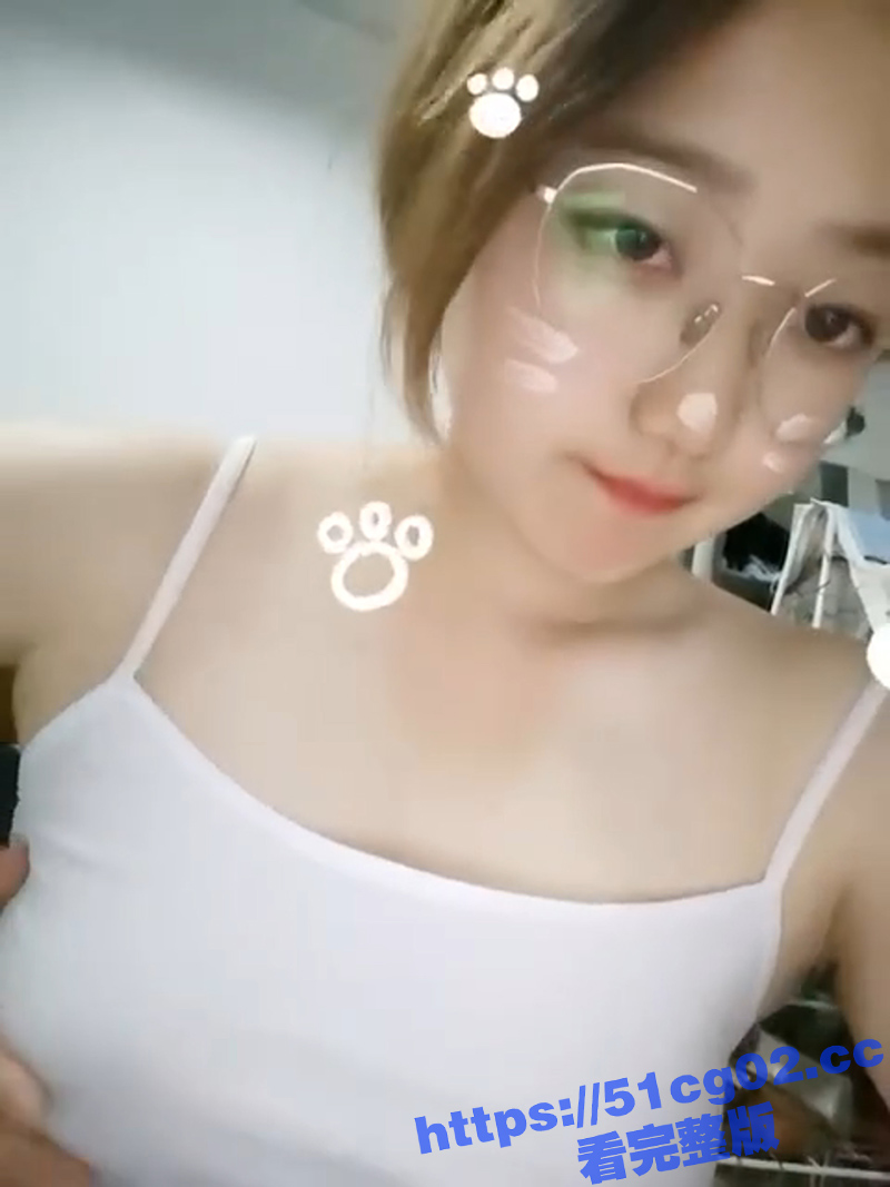 湖南商务职业技术学院 周诗晗 身材极品的微胖眼镜妹 和网友裸聊视频曝光 揉奶子的表情好销魂啊