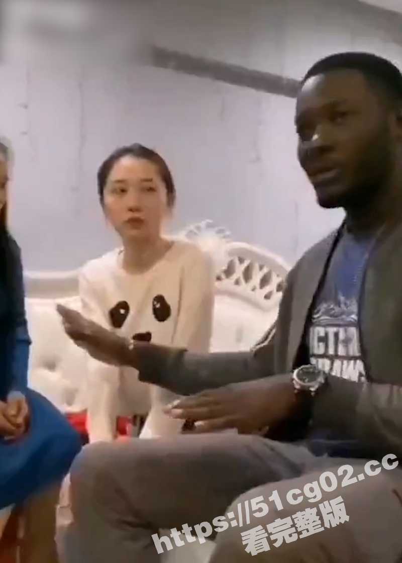 巨炸裂！黑人母女通吃 睡完女大学生再睡她妈 还要以照片威胁跟她妈要钱！