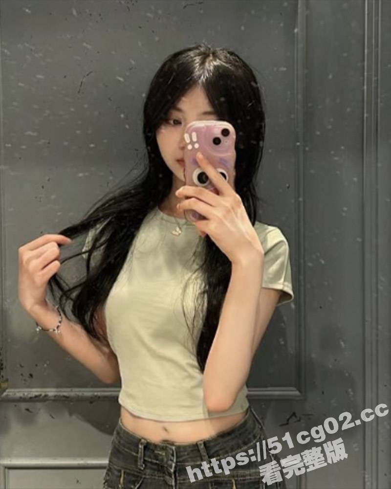 小别胜新欢！跟久别十余天未见的极品女友在酒店激情啪啪 把她的紧身牛仔裤直接剪烂开洞爆插猛操