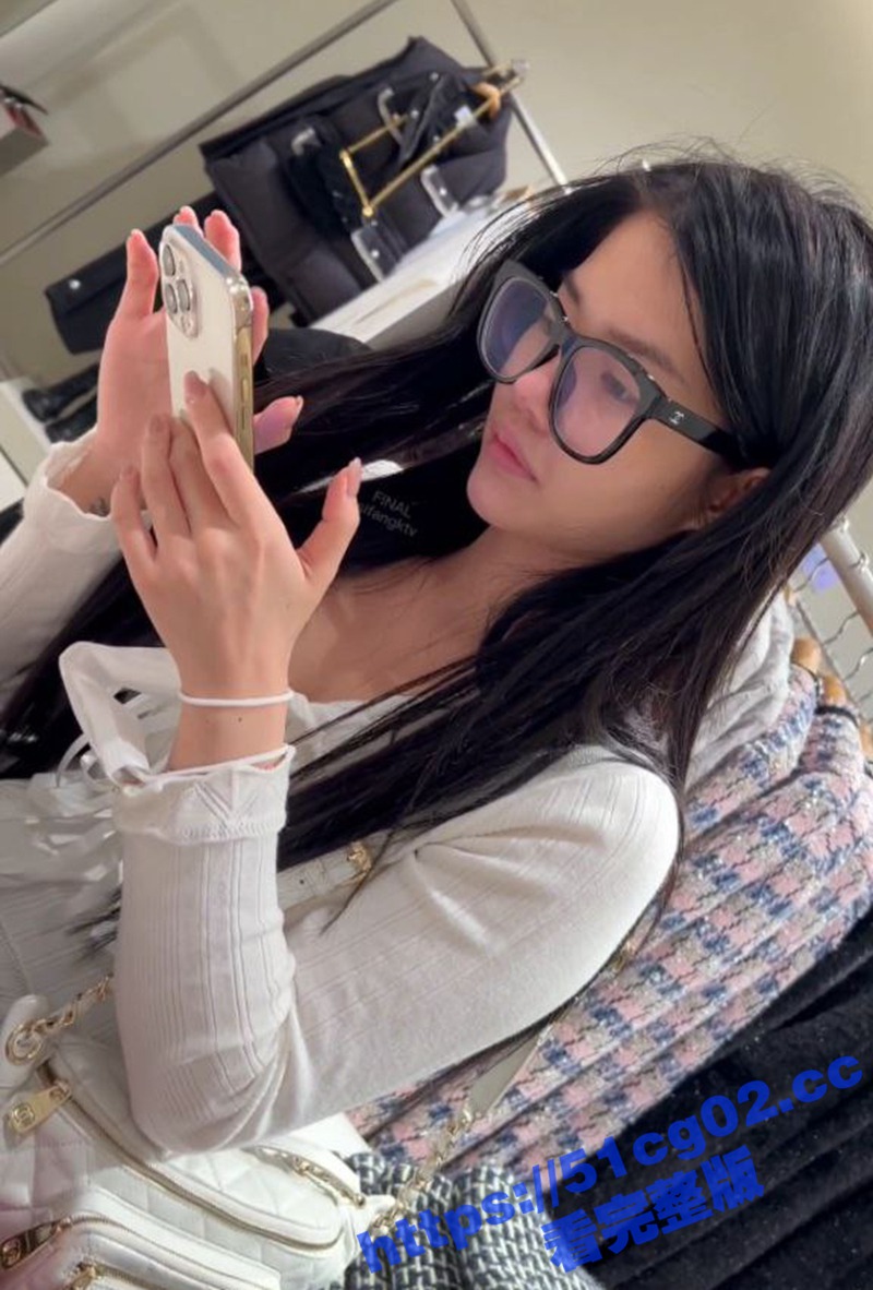 商场偷拍抄底两位极品大长腿美女 超美黑丝性感至极 没有哪个男人能拒绝这双美腿
