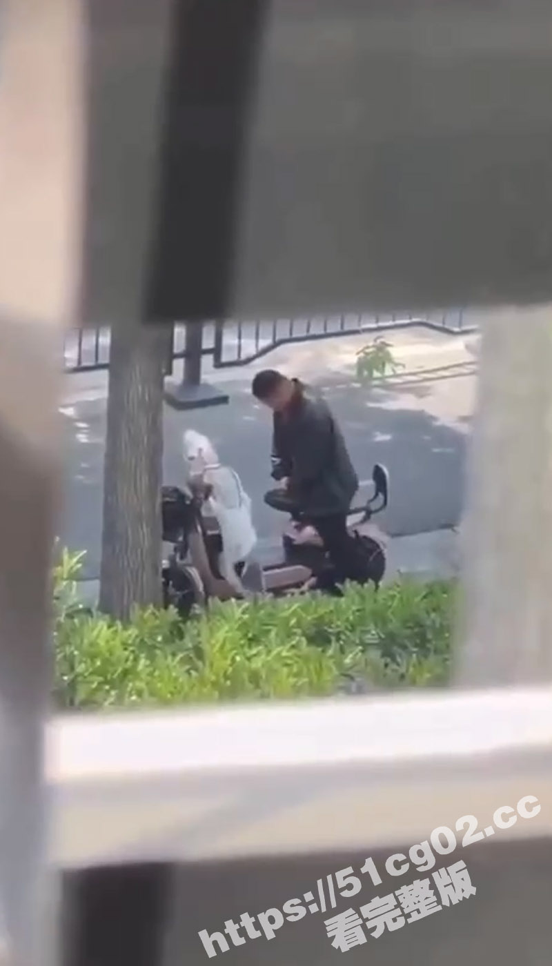 大哥你是真饥渴呀！光天化日之下在大街上就日起了电动车 骑车路过的大姐都没眼看了
