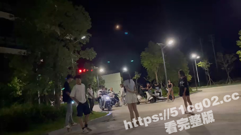 t0版本小仙女也要逆风啦！福建小仙女跺脚撒娇却换来小伙一记飞腿 接着又被摔在地上踩头踹肚