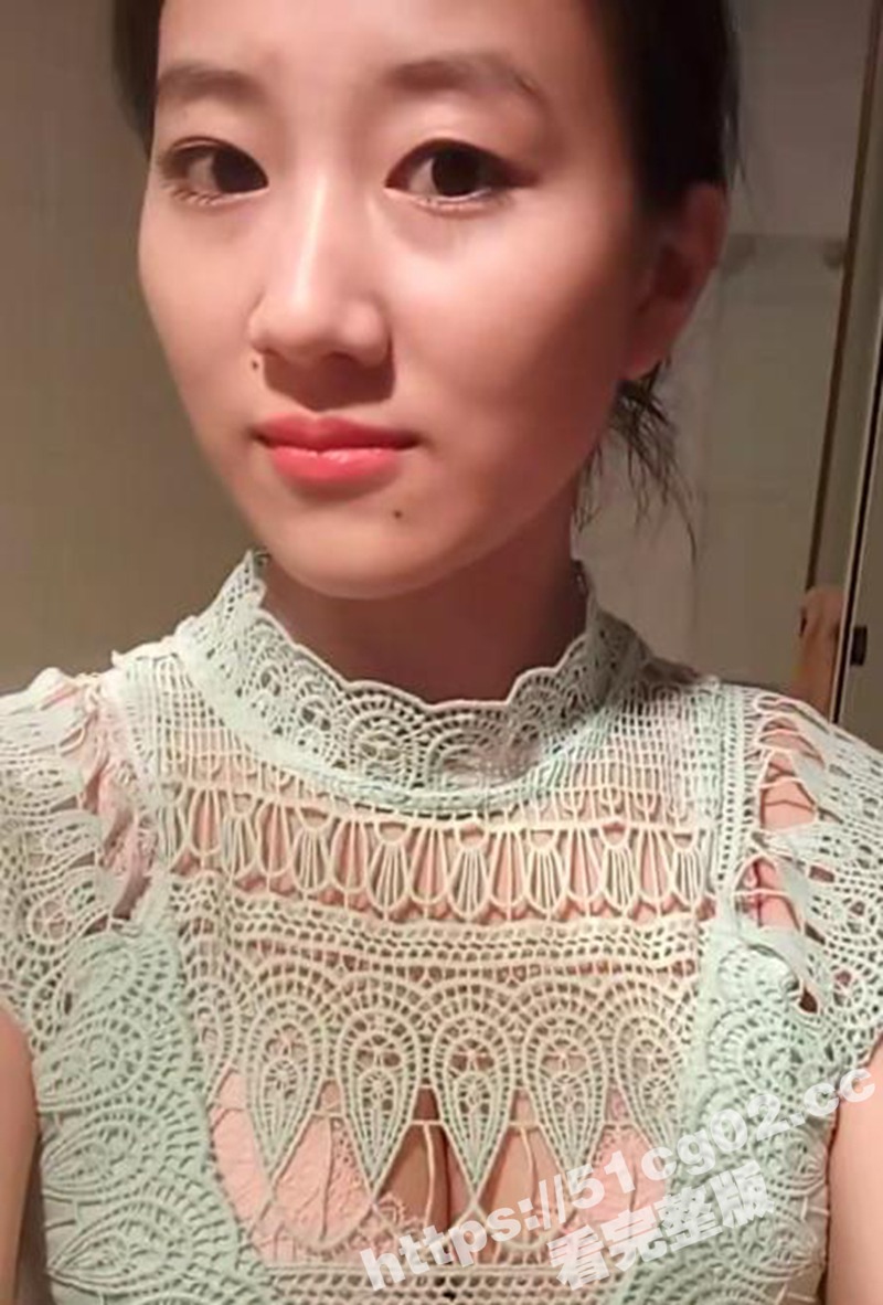 巨乳美艳少妇借裸贷无法偿还 身穿镂空连衣裙 自慰肥美的大鲍鱼给债主大哥看 奶子特别软