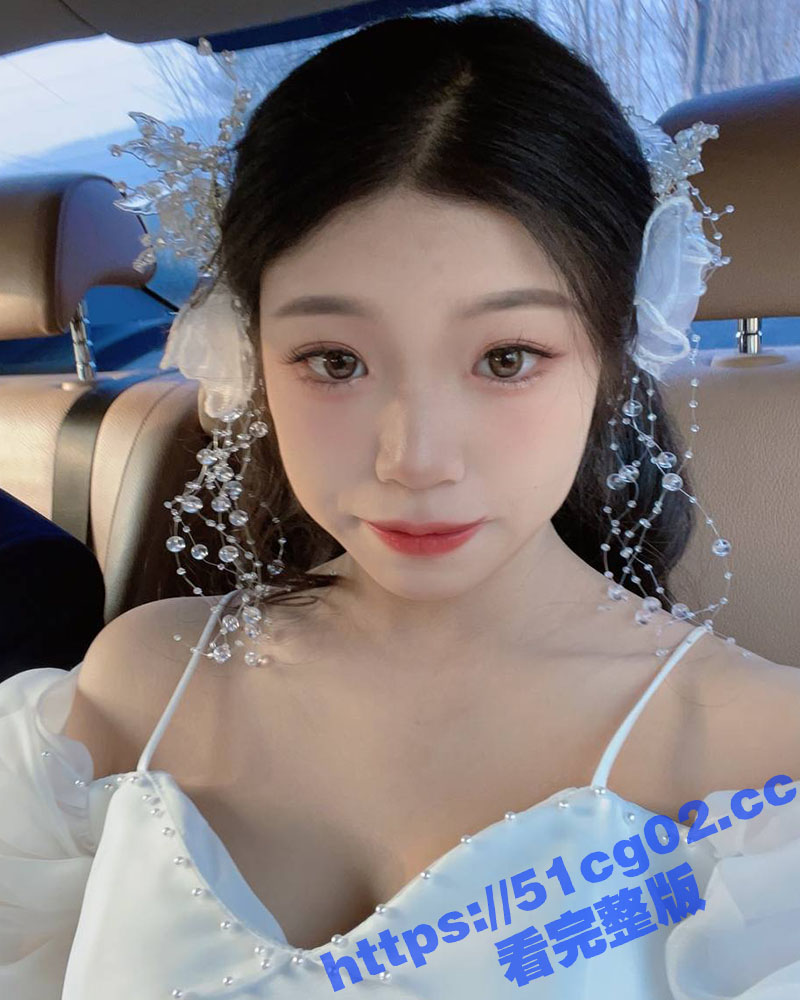 广西崇左小坦克女友卸妆后区别有点大呀 不过奶子确实顶 这种肉肉的身材操起来可润了