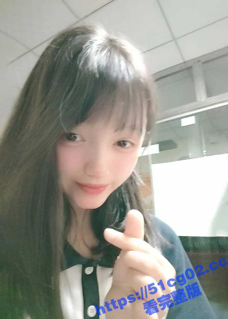云南昭通可爱清纯美少女 吴珺珊 被校外纹身黄毛调教成母狗 舔脚被男友用脚指头插逼！