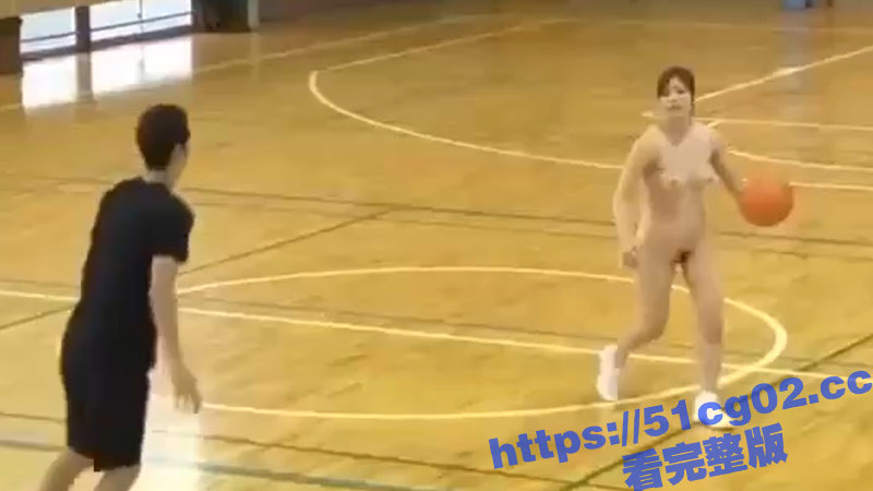 日本猎奇视频！极品身材的高颜值樱花妹与5名壮汉全裸打球！小日子的脑洞就是厉害！
