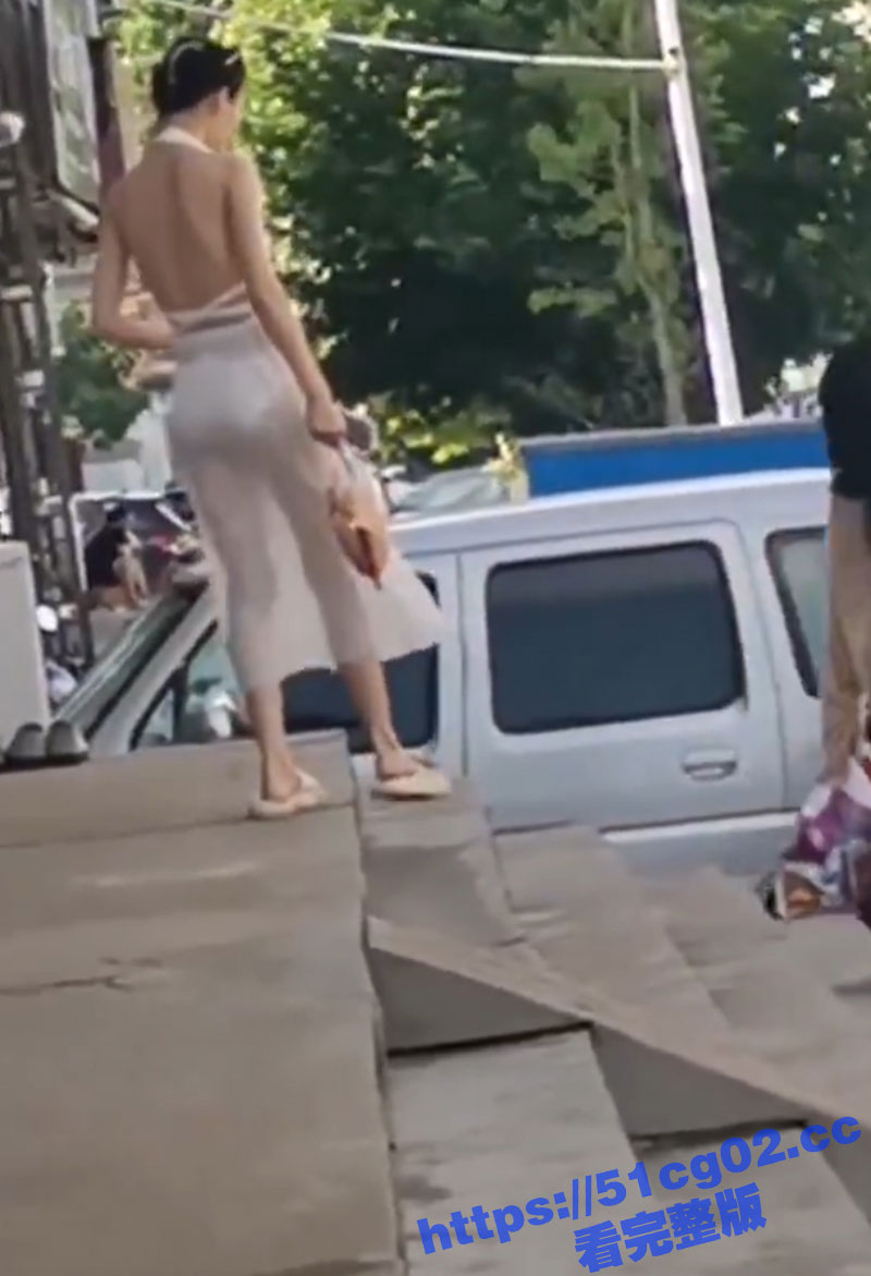 来自大妈的吐槽 “你看这个骚逼 裤头露着 就穿着奶罩上街 馋这些老汉子干什么” 这给大妈嫉妒坏了！