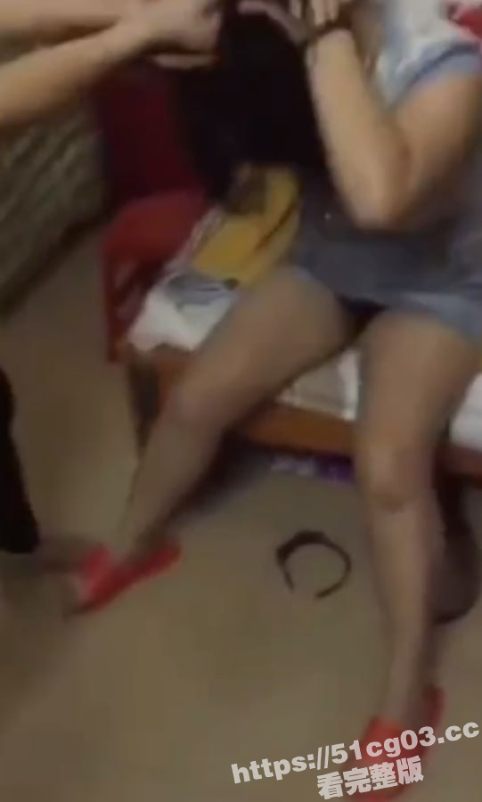 我来月经了 真没跟他睡啊 男子出轨被妻子带人捉奸 不过这小三这么胖 男的也真下得去手