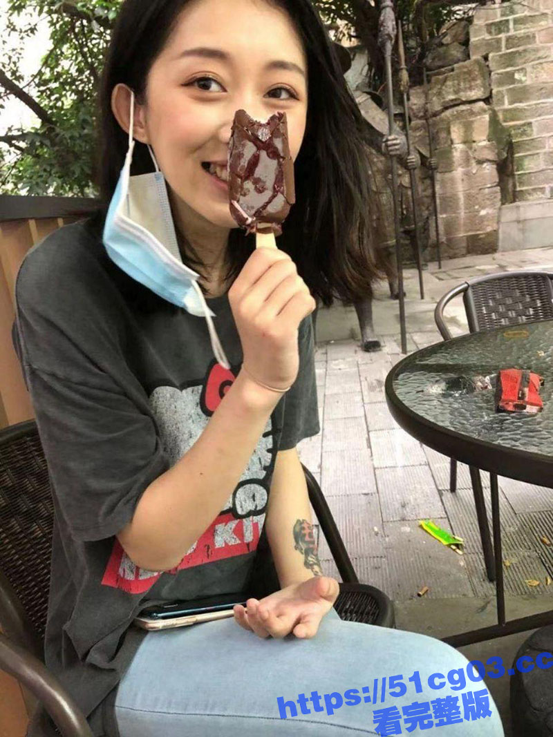 土豪包养的大学生母狗 身材高挑细腰长腿 各种制服诱惑 你心中的女神 只是有钱人的胯下玩物