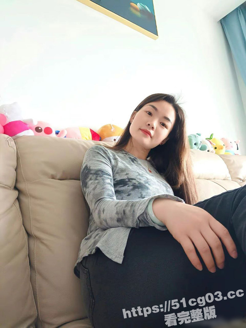 推特小楼原创 极品夫妻最新作品 让长腿翘臀性感老婆 穿丝袜玩操美腿 这屁股真是够劲 太欠操了