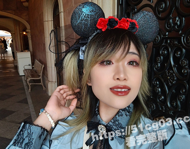 可爱美少女 被小鸡巴肥猪男友 夹住头拽着头发 爆操嘴巴口交 操嘴跟操飞机杯一样