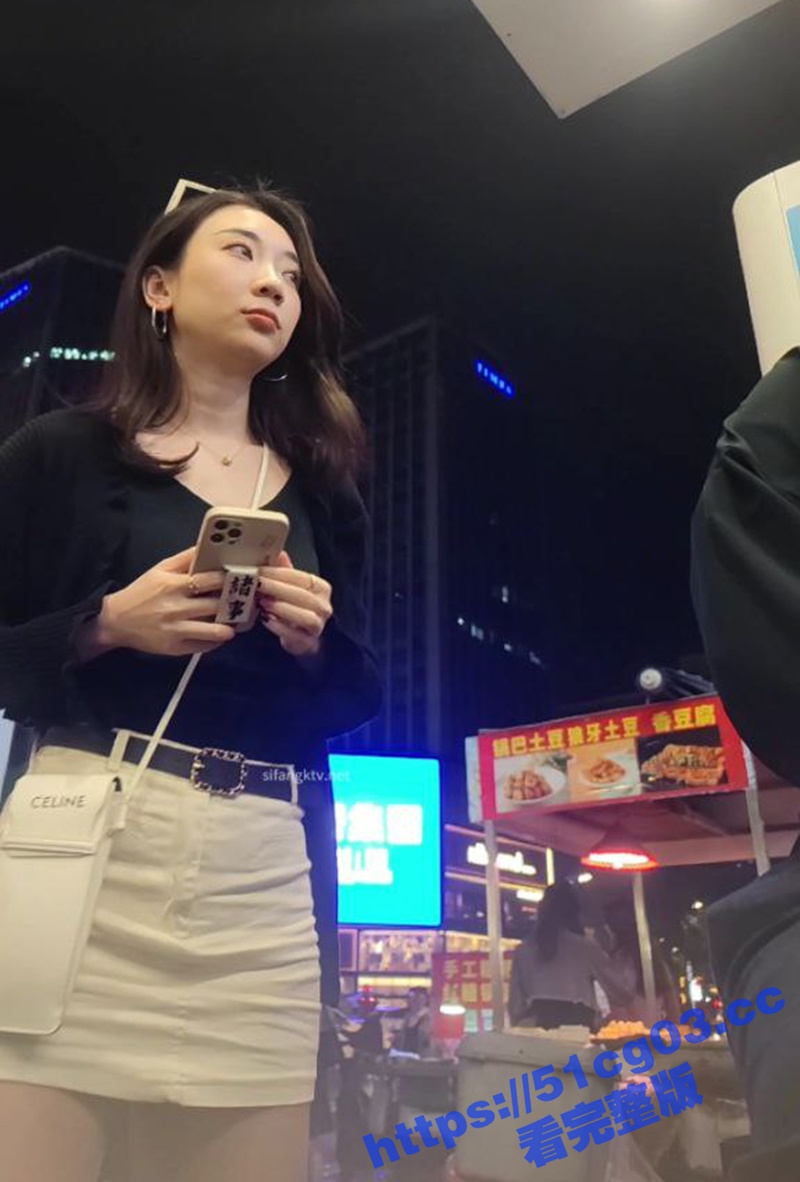 偷拍抄底高颜大长腿肉丝美女 修长美腿白色小内内性感撩人 不过这走路的姿势有点霸气啊