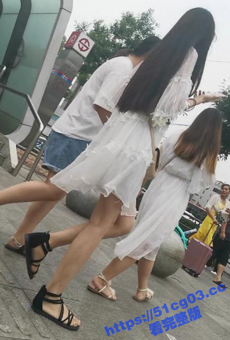 街射涂鸦杰哥经典之作 地铁站尾随射腿 被妹子发现后还跟着偷拍特别刺激 感觉有点变态