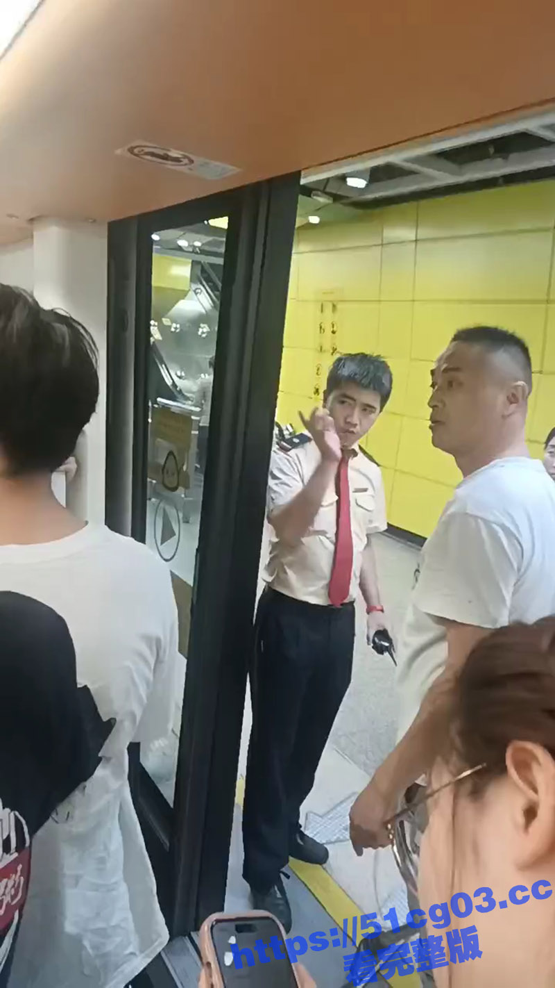 大叔坐地铁被人摸鸟 相关图片