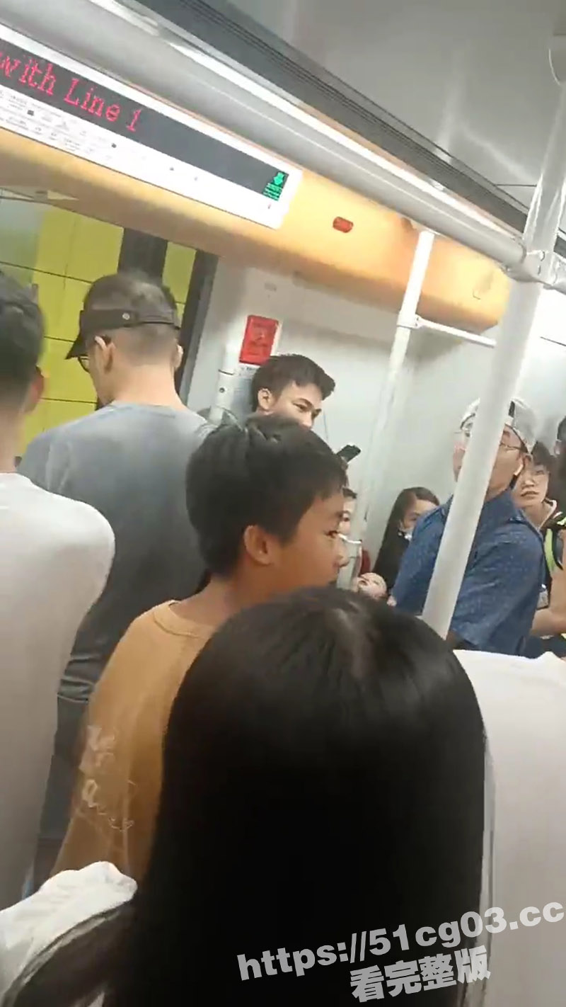 大叔坐地铁被人摸鸟 相关图片