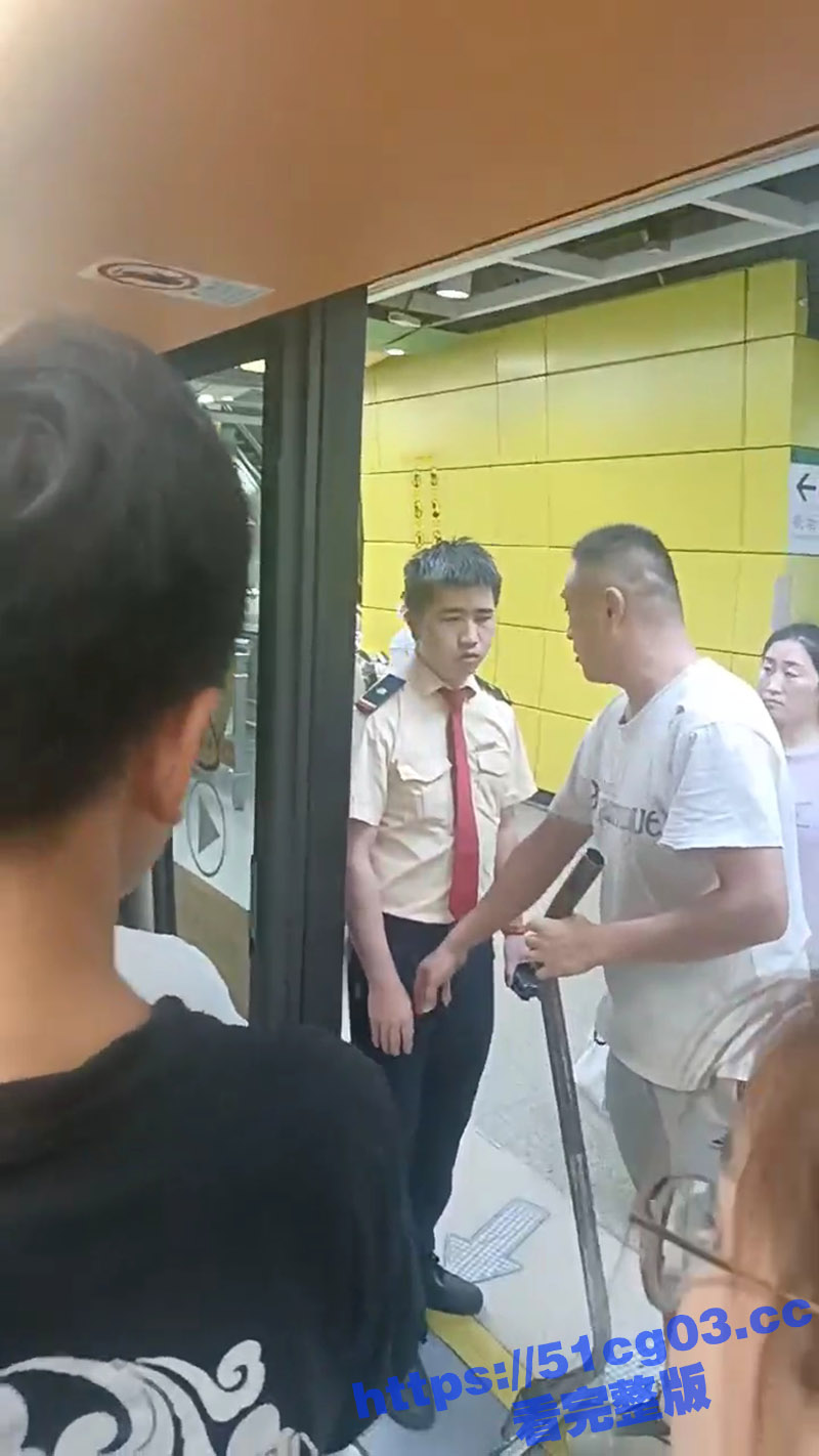 大叔坐地铁被人摸鸟 相关图片