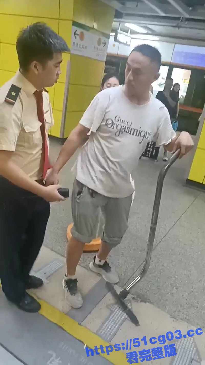 大叔坐地铁被人摸鸟 相关图片