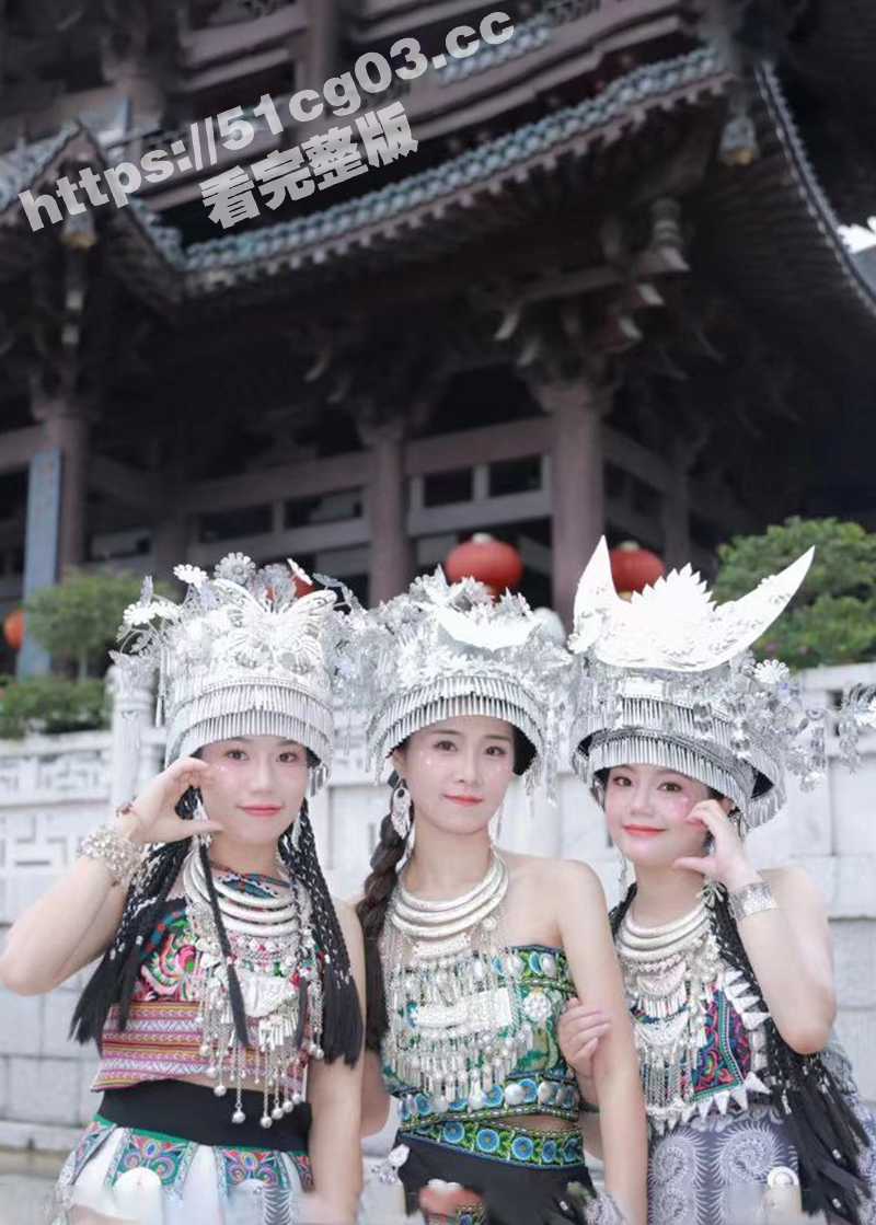东莞清溪 高颜值淫荡小少妇 陈欣 酒店跪地口交 穿着黑丝渔网袜被炮友后入疯狂输出