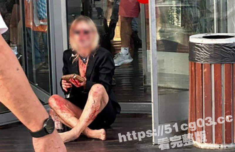 以色列妇女 袭击刺伤商场保安 最后还脱了衣服 这是疯了么？