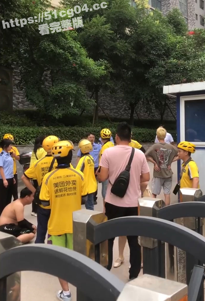 四川达州大竹川师大保安 用铁棍和辣椒水袭击外卖员 现场视频曝光流出！