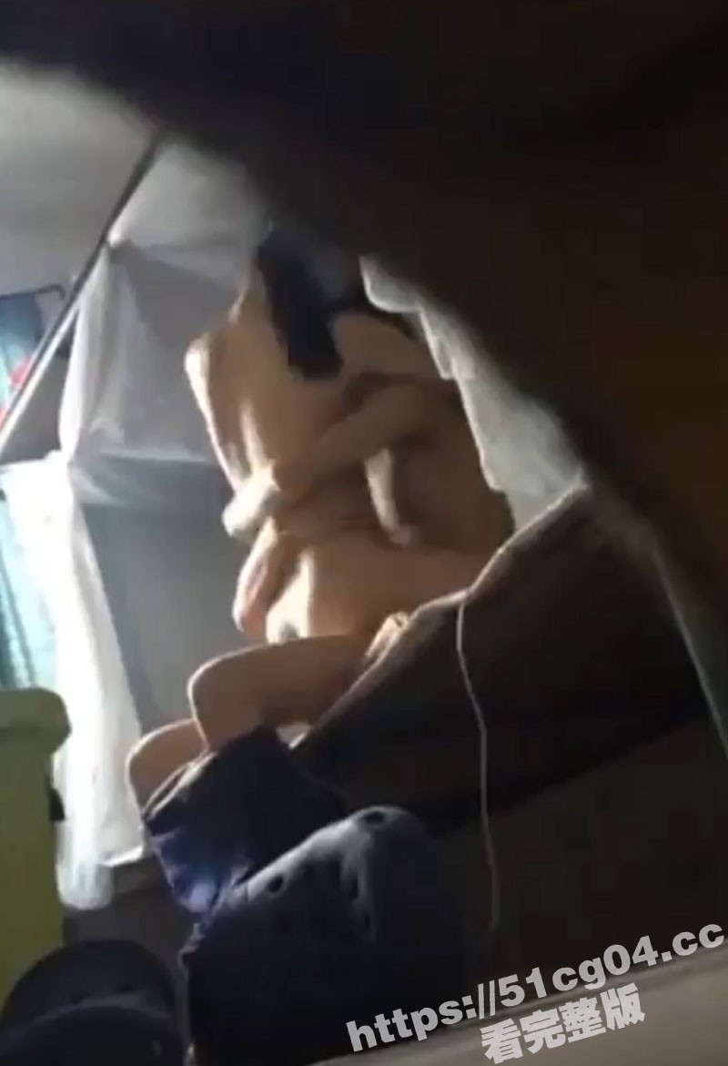 武汉长江职业学院 室友带女友回宿舍激情全裸做爱被隔壁床偷拍！真的是一点也不拿自己的室友当外人啊！