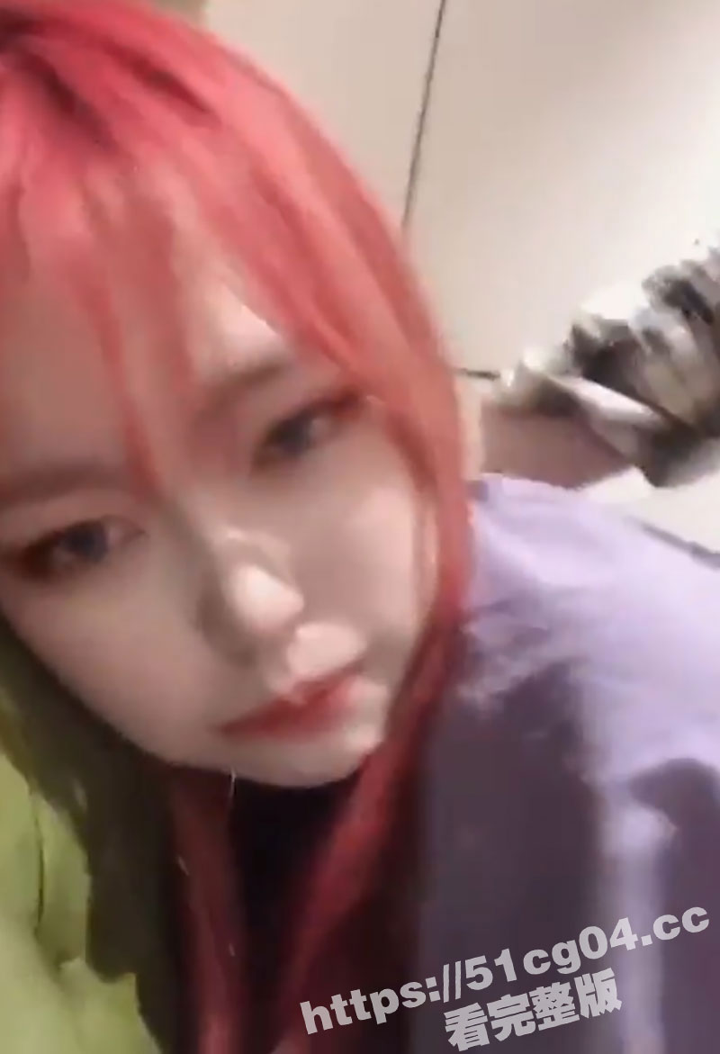 高颜值红发精神小妹 背着男友勾引他的朋友 被发现后放飞自我一起来3P调教 并全程直播！